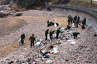 102年國清週阿兵哥協助清運各項大型垃圾外,也在珠螺、馬港等村加碼淨灘,還沙灘乾淨原貌。(圖:南竿鄉公所提供)