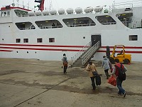 　因應寒假開始及直升機特檢停飛，23日合富輪軍租航班提高民眾搭乘人數至70人。（圖／文：陳其敏）