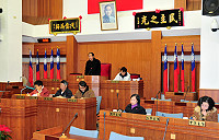 因應縣府針對酒廠預算案之審查結果依法提出覆議案,縣議會特召開第7次臨時大會,也是地方自治以來首次進行覆議;昨天預備會議中,議長陳貴忠特別說明覆議相關規定及會議程序。(圖/文:曹重偉)