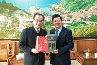 　立榮新上任董事長鄭光遠昨前往縣府拜會，縣長楊綏生再提整點航班以及爭取立榮新機飛航馬祖；鄭光遠表示，整點航班尚有困難，但會朝增加航班密度努力，馬祖的交通與觀光，立榮責無旁貸。（圖／文：劉秋月）