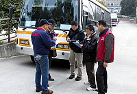 五十鈴公司技術人員會同監理人員一行抵馬進行煞車系統總檢查,主要檢查項目包括胎壓、胎紋等,更在公車處附近上下坡路段實地進行煞車檢測。(圖/文:曹重偉)