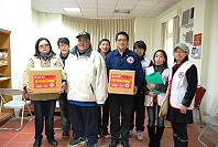 　紅會馬祖支會辦理「2013年寒冬送暖」活動，昨天由會長陳振清特別帶領紅會同仁及志工一起親自送暖，讓窩心年菜更窩心。（圖／文：劉秋月）