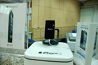 新一代智慧型手機i Phone5於中華電信馬祖營運處櫃台展示,有消費者詢問是否能買空機搭配已經有的費率和門號。(圖/文:邱竟瑋)