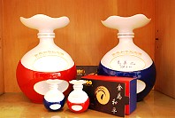 　馬祖與金門酒廠合作推出「金馬和平紀念酒」，共分為0.15、0.5及8公升禮盒裝，其中0.15公升迷你超Q版是馬祖酒廠獨賣，下週一（28日）可供批售；其他兩款與金門同步上市，將採預購及競標方式辦理。（圖／文：劉秋月）