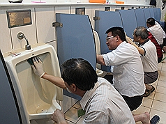 金門環保局號召中央駐金部門與縣府主管打掃公廁。(圖:中央網路報)