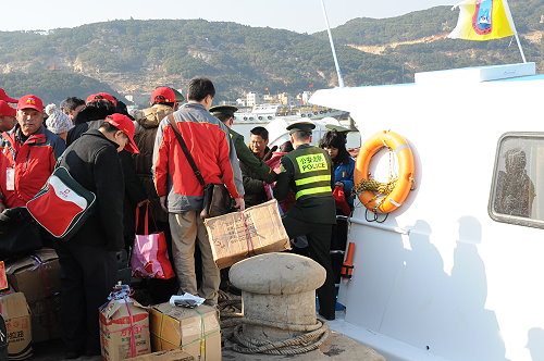 2009-01-03白沙-黃岐首航團歸,在黃岐港通關作業(圖/馬祖日報資料室)