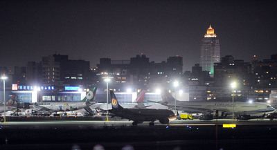航空公司一般都是在淡季時促銷機票;不過,立榮與華信今年都將首次在農曆春節推出折扣票,華信最低55折,立榮83折。 (聯合新聞網資料照片)