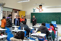 　大學學測昨天第1天登場，考試科目為國文、數學及社會，縣長楊綏生昨天特別前往馬中考場為考生加油打氣。（圖／文：劉秋月）