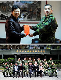 (上圖)楊縣長感念莒光弟兄堅守北疆的辛勞,特贈春節慰問金,期勉全體官兵,要忠誠履行軍人職責,秉著榮譽感全力以赴。(下圖)楊縣長會後帶領縣政團隊同莒光鄉長柯玉官與賀副指揮官,以及莒指部各單位主官於指揮部廣場合影留念。(圖/文:歐振陽)