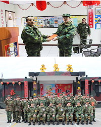 (上圖)北指部參謀主任邱上校頒發加菜金予亮島弟兄,並由隊長張水泉中校代表領取。(下圖)邱主任與亮島守備隊弟兄於亮島臺合影留念。(圖/文:李羿興)