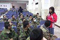 志工媽媽叮嚀新進弟兄要懂得保護自己、注意身體健康,同時亦提供東引島上的環境資訊,安定新進弟兄心緒的力量。(圖/文:楊日嘉)