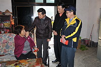 　縣長楊綏生與副縣長陳敬忠發放北竿地區老人春節慰問金，並贈送暖暖包。（圖／文：陳鵬雄） 