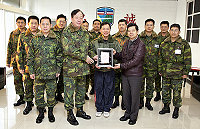 　馬防部參謀長鍾樹明榮調烈嶼地區指揮部指揮官，縣長楊綏生昨前往營區致贈榮譽縣民證，感謝他為馬祖環境保育及政經、文化建設所作出的貢獻。（圖：連江縣政府提供）