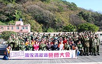　「102年國家清潔週」誓師大會昨天於介壽澳口公園盛大舉辦，縣長楊綏生、指揮官任季男及南竿鄉長朱秀平都到場參加，為第一線的環保人員及阿兵哥加油打氣，也鼓勵民眾一起動起來清潔環境。（圖／文：劉秋月） 