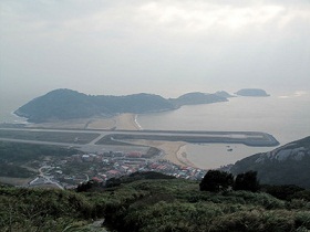 馬祖博弈區擬於北竿機場的東側灣區(跑道上方),目前表達開發意願的廠商將填海造陸,把跑道往南方海域沿伸,因應中、大型客機起降。(中央廣播電臺)