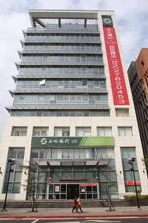 被害人前往南港區土地銀行提領假鈔。(蘋果日報記者陳威叡攝)