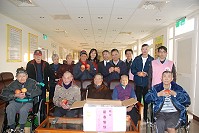 連江地檢署檢察長洪培根會同地區犯保協會主委陳書廉前往大同之家進行春節慰問,老人家們都收到紅蘋果贈禮,以及「平平安安」的祝福。(圖/文:邱竟瑋)