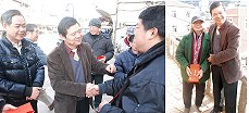 縣長楊綏生昨率領民政局並會同南竿鄉公所人員前往各村發放春節慰問金,表達對地區長者與弱勢族群的關懷。(圖/文:邱竟瑋)
