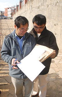 民政局新進的約聘社工師李佺璟向南竿鄉公所民政課長林代明請教春節慰問金等事宜。(圖/文:邱竟瑋)