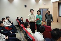 　農曆新年在即，秘書長劉羽茵代表縣長楊綏生發放春節慰問金，並親切問候關心每一位替代役的服役情形與適應狀況。（圖／文：劉秋月）