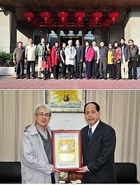 福建省政府主席薛承泰即將卸任,昨天在內政部次長林慈玲、縣長楊綏生等人陪同下拜訪縣議會,受到議長陳貴忠的熱情歡迎並致贈薛主席「功在連江」的紀念牌。(圖/文:曹重偉)