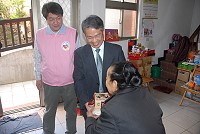 連江地檢署檢察長洪培根關懷地區獨居老人,並贈送白米,讓老人家生活的更溫飽。(圖/文:邱竟瑋)