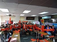 　桃園縣馬祖同鄉會舉辦春節揮毫活動，80多歲的書法班李梁老師書寫春聯祝福馬祖旅台鄉親。（圖：桃園縣馬祖同鄉會提供）
