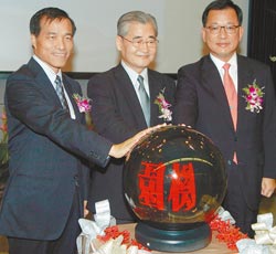 交棒 交通部長毛治國(右)內定出任副閣揆,交通部長一職將交棒給政務次長葉匡時(左)。圖/工商時報資料照片
