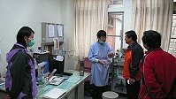 　縣長楊綏生昨天前往縣醫，向即將結束支援任務的多位醫師表達感謝之意，提前祝賀新年快樂，並詢問來馬支援的各項適應情形及需求。（圖／文：劉秋月）