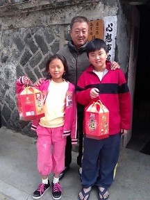 福州歌曲專業委員會會長賴董芳為介壽國小五忠曹柏晟和曹郁婷小朋友作了(福州語版)兩嗝一首歌。(圖:王建華校長臉書)