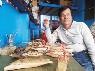 一隻隻栩栩如生的蝦兵蟹將,讓退休船員林佳進打造出海洋風民宿。(聯合報記者張進安/攝影)