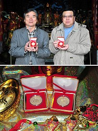 馬祖境天后宮今年除夕夜續推「搶頭香、送金幣」活動,凡當晚前往排隊民眾有機會獲贈該廟特製之蛇年金色紀念幣,限量500個,歡迎善男信女們除夕夜一起來天后宮前守歲上香。(圖/文:曹重偉)