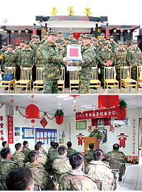 (上圖)任指揮官頒發加菜金及水果慰勉官兵過去一年的辛勞。(下圖)任指揮官提醒守備隊弟兄,在春節連續假期需時時警惕,注意軍紀案件的肇生。(圖/文:宋韋廷)