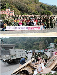 (上圖)任指揮官率領防區弟兄與縣長及地方居民開心合影。(下圖)馬防部因應地方鄉親需求,支援人力協助地方居民清理街道。(圖/文:趙崇光)