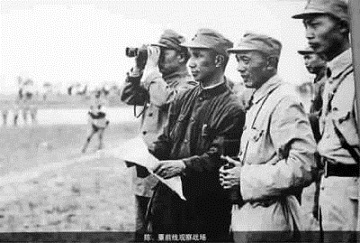 1947年5月,粟裕(左二)在1場戰役前線。(圖:中新網)