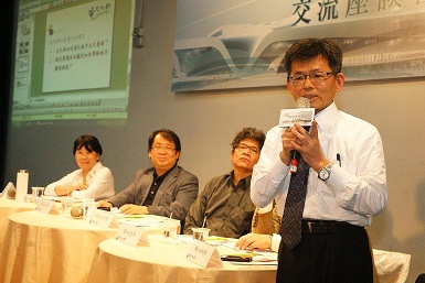 文化部長龍應台4日與南部表演藝術團隊進行交流座談，包括行政院政務委員楊秋興（右前者）、黃光男、紙風車劇團執行長李永豐與表演團隊皆出席會談。(圖：行政院南部服務中心提供 )