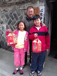 福州歌曲專業委員會會長賴董芳為介壽國小五忠曹柏晟和曹郁婷小朋友作了(福州語版)兩嗝一首歌。(圖:王建華校長臉書)