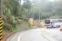 南竿津沙靶場至公園段已恢復雙向通車,縣府工務局表示,原本最窄處寬度只有約5.5公尺,經拓寬後增為約7公尺,解決兩台遊覽車難以會車的問題;圖中原本狹窄的轉彎道經過拓寬,大型遊覽車可較安全會車。(圖/文:邱竟瑋)