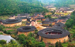 ▲「福建土樓」是世界獨一的大型夯土民居建築,為國際知名旅遊點。(圖/新華社)