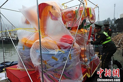 2月6日,3181盞分別來自福州馬尾、連江、長樂、羅源等地的各式花燈,在福建連江縣黃岐港邊防人員協助下裝船運往馬祖,將參加2013年第十一屆“兩馬同春鬧元宵”活動。此外,今年首次在馬祖舉辦兩馬同春攝影展,展板也于當日在黃岐港一同啟運。(中新社呂明攝)
