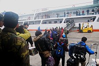 　春節假期即將到來，東引中柱碼頭湧現搭船人潮。（圖／文：陳其敏）