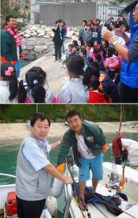 大陸青島人徐京坤駕駛風帆船環遊中國海,途經東引避風,東引國小師生分享海上的冒險壯舉及縣議員張永江、海巡單位表達關切及提供協助。(圖/文:馬祖日報資料照片、陳其敏)。(圖/文:陳其敏)