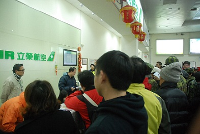 南竿機場7日等待候補唱名前往北竿搭機旅客在櫃台前。(圖:馬祖日報記者邱竟瑋攝)