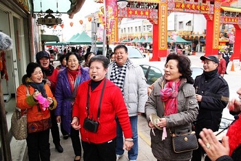 去年福州民間文藝團體鱔溪白馬王祖廟十番樂團在山隆沿街喝(哈)彩表演。(圖:曹以鋒)