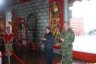 縣長、指揮官為春節運輸上香祈福，並與立委全力協調軍機及民機以供軍民搭乘。（圖／文：邱竟瑋）