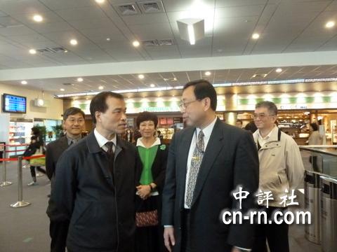 葉匡時(左)、沈啟(中後)視察松山機場。(圖摘自中評社王宗銘攝)