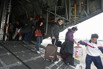 國防部8日派出C-130運輸機前往馬祖機場,接送因天候不佳後,開場班機不足而被迫滯留在馬祖機場的旅客返回本島。圖為民眾8日在松山機場下機。(圖:中央社 )