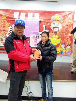 東莒春節賓果遊戲及擲筊活動,社協理事長鄭智新贈送賓果遊戲最大獎得主4200元。(圖/王浩、王瑛、Mei Tsao提供)
