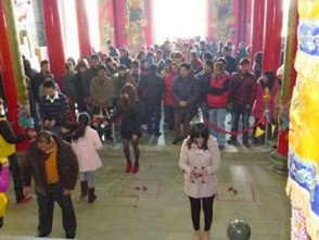 小金門保生大帝廟大年初一起舉辦擲茭比賽,最大獎是價值50萬轎車一輛。(蘋果日報記者王中聖攝)