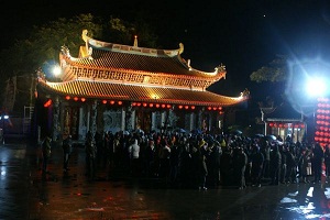 馬祖境天后宮守歲開宮門新春迎神活動10日(大年初一)凌晨，當夜前往排隊民眾獲贈該廟特製蛇年金色紀念幣(圖:鄉代陳其平提供)